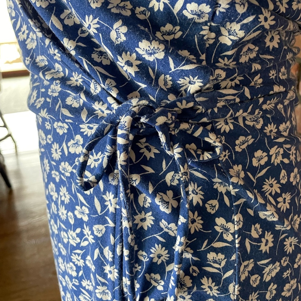 Blue and White Floral Wrap-Style Below Knee Summer Dress, Sz L - Picture 5 of 11